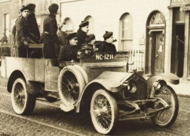 Auxillaries in a Crossley Tender, Dublin 1921 | Photo: NLI CC HOG155: https://www.flickr.com/photos/nlireland/32398476058/in/photolist-a4JwZt-RmWEbN-2dr9jYa-u6HiXN