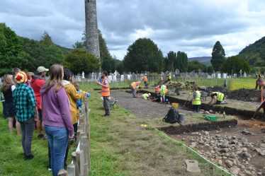 Public guided tours of the excavations were carried out by Dr. Graeme Warren for Heritage Week 2015 | D. Burns