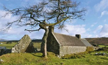 Windowless rear of a house at Ballynasculloge Upper