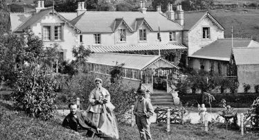 Tourists pose in Hotel Garden | Courtesy of the National Library of Ireland